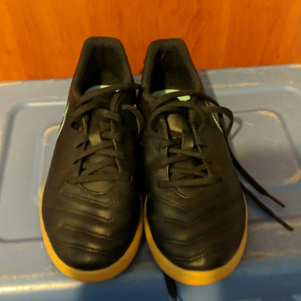 Indoor soccer shoes